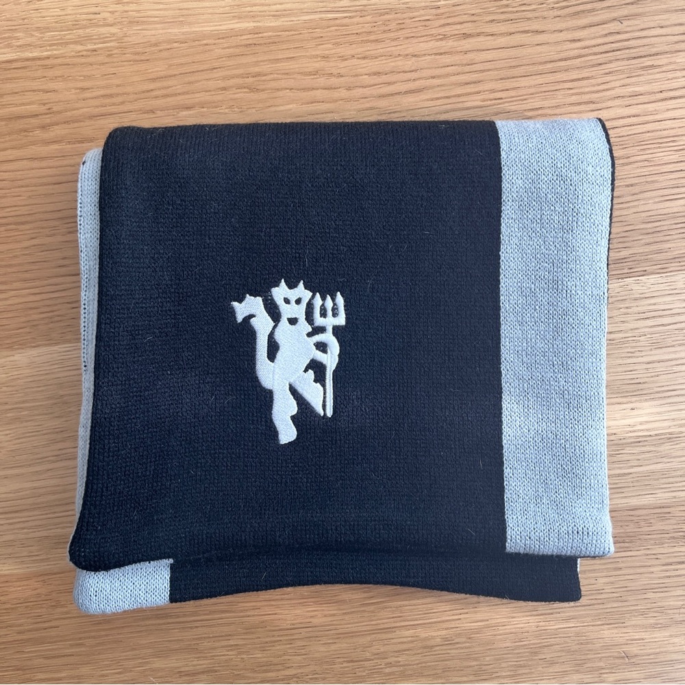 Manchester United Black and Gray Scarf
